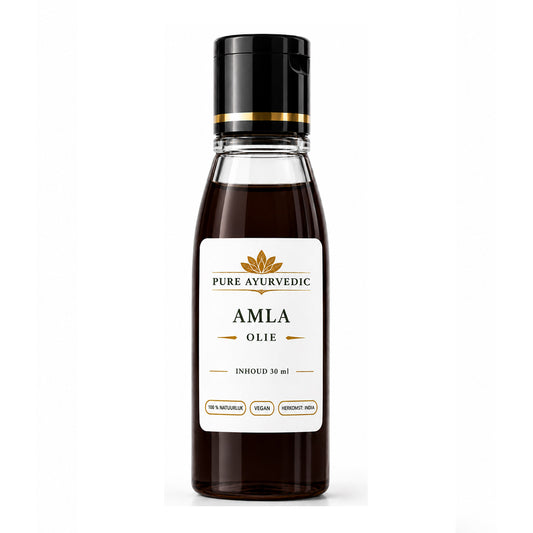 Amla-olie, gewonnen uit de Indiase kruisbes, is vooral geliefd als intensieve haarverzorging. Het stimuleert de haargroei, gaat haaruitval tegen en verzacht een droge of jeukende hoofdhuid. Daarnaast voedt het de huid, hydrateert het diep en werkt het dankzij de vele antioxidanten als een anti-aging middel. 