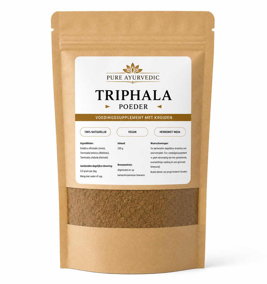 Triphala poeder. Ayurvedisch kruidenmengsel (bestaande uit Amalaki, Bibhitaki en Haritaki) dat het lichaam reinigt, de spijsvertering verbetert en de darmwerking ondersteunt.